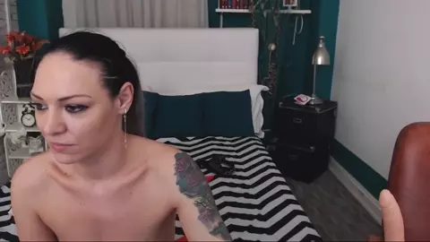 Webcam tattooed milf solo masturbating