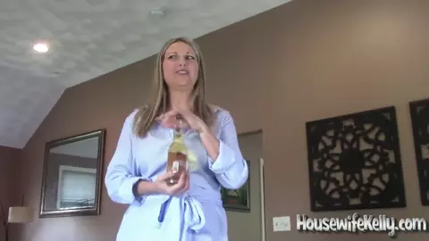 HouseWifeKelly - Beer And A Blowjob