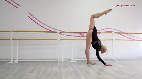Anna Sigarga - Hot and Flexible