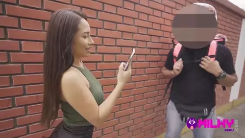 Peruana culona hace preguntas calientes en publico y termina follando con un desconocido